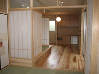 和室コーナーの段差を利用して収納スペースに。
空間を有効に利用することで、居住空間が広く感じられます。
